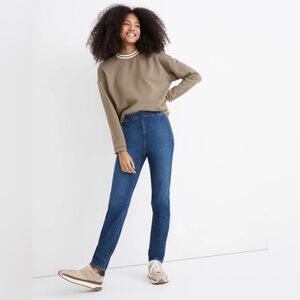Madewell Pull-On Straight Jeans in Saull Wash.
